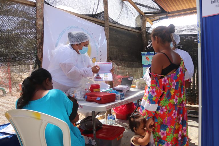 Entrega de material didáctico sobre buenas prácticas en lactancia materna