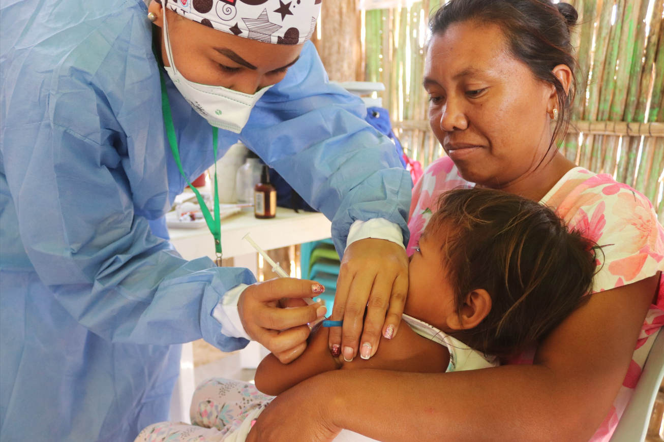 Número de niños y niñas que no recibe la vacunación sistemática es tres veces mayor en las zonas de conflicto que en el resto del mundo
