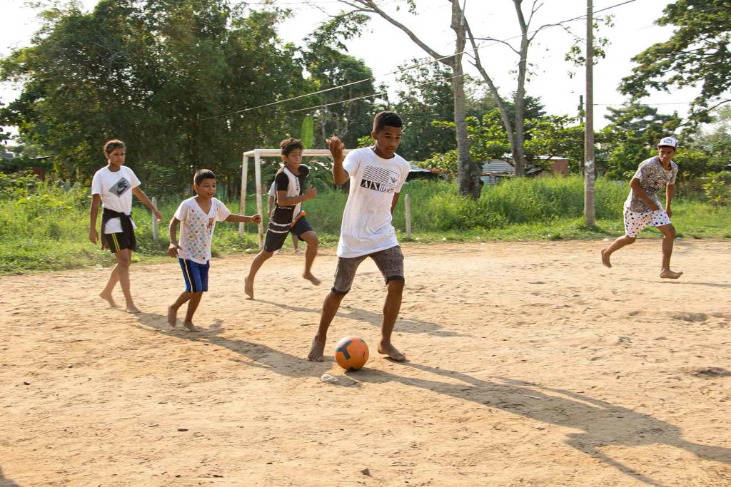 Hoy, 6 de abril, Día Internacional del Deporte para el Desarrollo y la Paz, Kilian* nos cuenta por qué le gusta el deporte y cómo contribuye a la paz. Él es un adolescente de 14 años que llegó a Colombia hace 4 meses y encontró la paz en la cancha de su barrio.