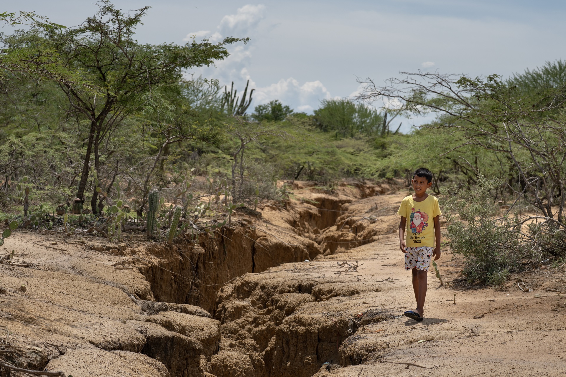 Jamer, 12, niño de La Guajira buscando agua